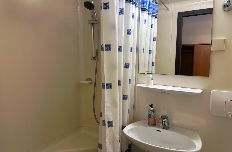 Quadruple Room Standard Bathroom